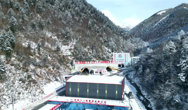 解决冰雪封山难题！川西高原夹金山隧道建成