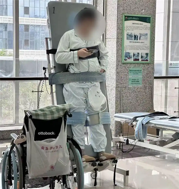 小伙学冲浪闪了腰致截瘫：确诊罕见病“冲浪者脊髓病”