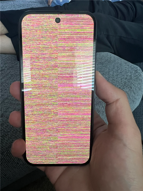 谷歌Pixel 10上市即翻车：用户拿到手第二天手机就花屏