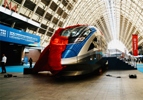 时速200公里全自动驾驶！我国首列中国标准智能市域列车亮相