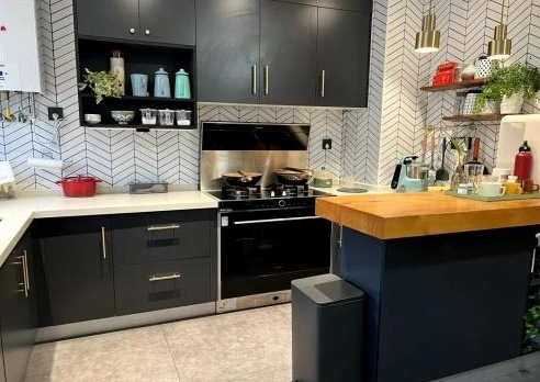 女子用“厨房神器”烤肉致全家中毒：燃气燃烧不充分产生一氧化碳