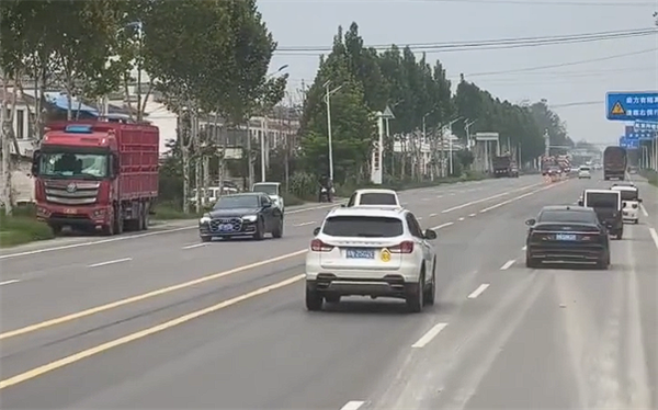 老头乐路上疯狂逆行+蛇形：吓得周围车辆纷纷闪躲