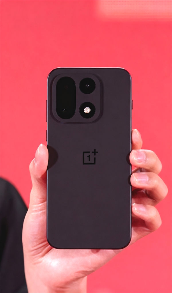 首批搭载第五代骁龙8至尊版 一加15真机出炉