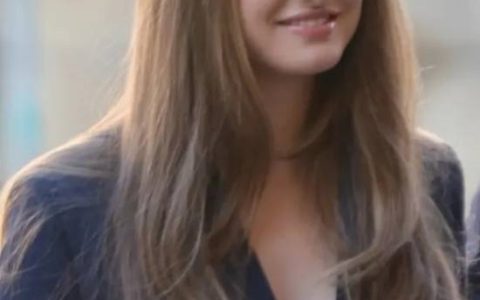 西班牙王位继承人再次公开亮相 19岁的公主光彩照人网上爆火