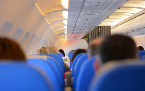 飞机“付费选座”引争议 专家：违法 侵犯消费者公平交易权