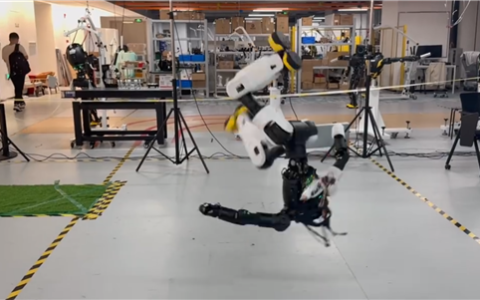 全球首个！智元灵犀X2机器人完成高难度韦伯斯特空翻