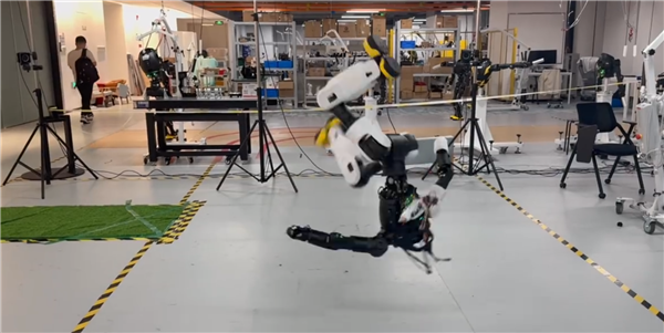 全球首个！智元灵犀X2机器人完成高难度韦伯斯特空翻