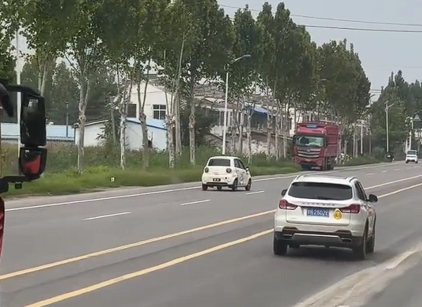 老头乐路上疯狂逆行+蛇形：吓得周围车辆纷纷闪躲