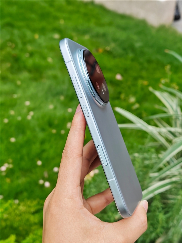 荣耀Magic8 Pro真机出炉：同期唯一支持3D人脸识别的骁龙旗舰