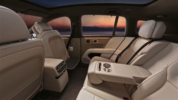 依旧熟悉的模样 理想i6内饰官图发布：冰箱彩电大沙发一应俱全