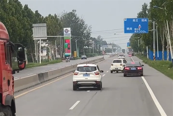 老头乐路上疯狂逆行+蛇形：吓得周围车辆纷纷闪躲