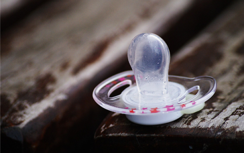 成人安抚奶嘴夜间订单量暴增 专家：长期使用可能改变牙齿排列