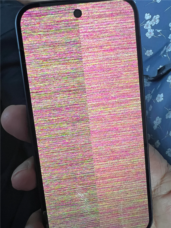 谷歌Pixel 10上市即翻车：用户拿到手第二天手机就花屏