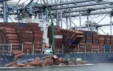 美国长滩港一货船发生事故 60多个集装箱坠入海中