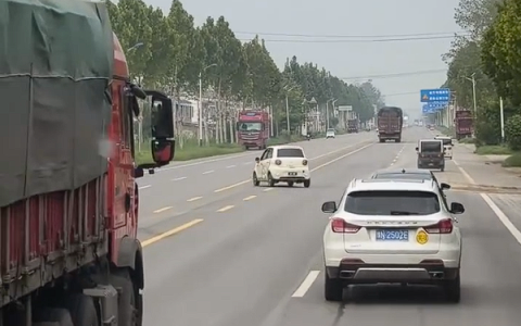 老头乐路上疯狂逆行+蛇形：吓得周围车辆纷纷闪躲
