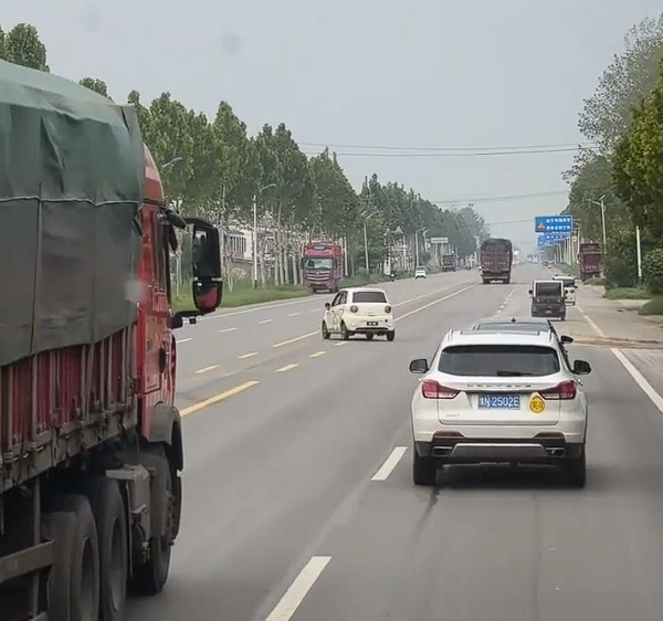 老头乐路上疯狂逆行+蛇形：吓得周围车辆纷纷闪躲