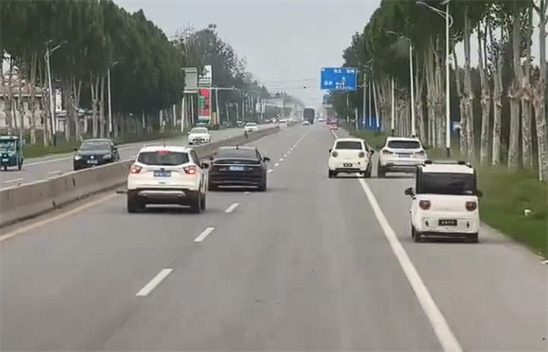 老头乐路上疯狂逆行+蛇形：吓得周围车辆纷纷闪躲