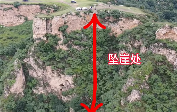河北一辆坦克300突然掉落数百米悬崖 官方通报：1死2伤