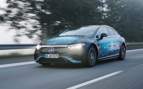 比油车还能跑！装上固态电池的奔驰EQS跑1205公里后还有电