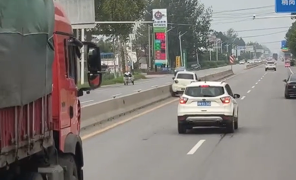老头乐路上疯狂逆行+蛇形：吓得周围车辆纷纷闪躲