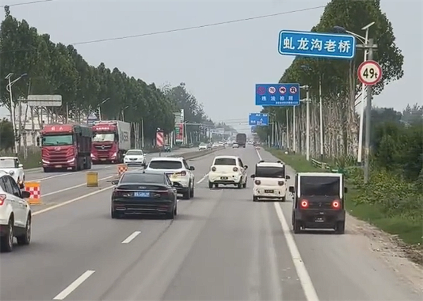老头乐路上疯狂逆行+蛇形：吓得周围车辆纷纷闪躲