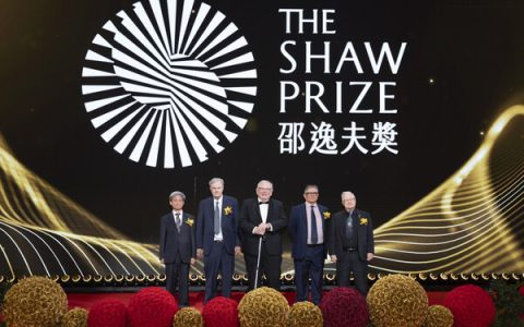 （从左至右）深谷贤治教授、沃尔夫冈・鲍迈斯特教授、莱因哈德・根舍教授、乔治・艾夫斯塔希欧教授，以及约翰・理察・邦德教授出席2025年度邵逸夫奖颁奖典礼。