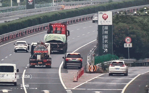 男子高速上开到仅剩1%电量 倒车去服务区充电 12分没了