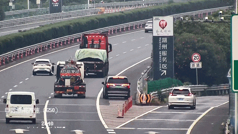 男子高速上开到仅剩1%电量 倒车去服务区充电 12分没了