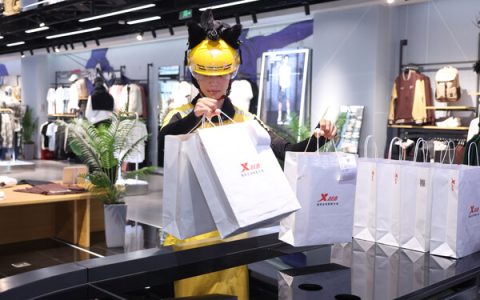 特步携手美团闪购，开启运动装备"30分钟达"时代