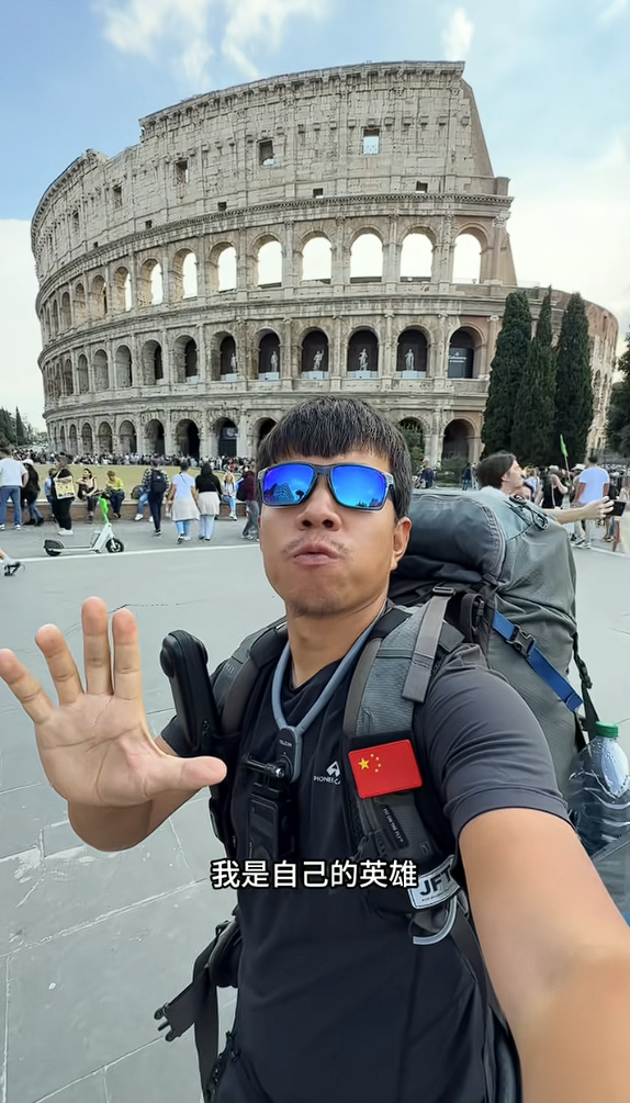 磨坏19双鞋 男子徒步8000公里从西安到罗马：在斗兽场外哭了两小时