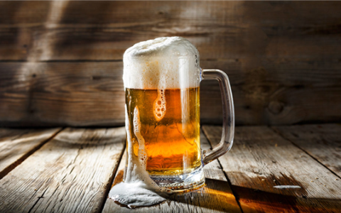 喝半斤白酒后开车上路 男子半夜停车在高速路上睡着