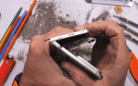 博主徒手掰谷歌Pixel 10 Pro Fold时手机突然起火爆炸：第一次遇到这种情况