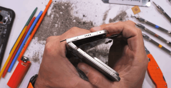 博主徒手掰谷歌Pixel 10 Pro Fold时手机突然起火爆炸：第一次遇到这种情况