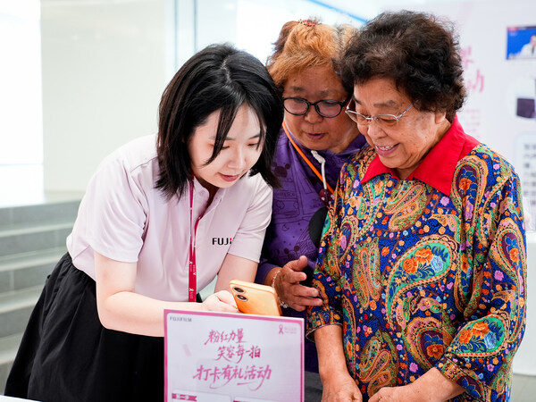 倪素娟老师在“粉红嘉年华”互动交流（右一）