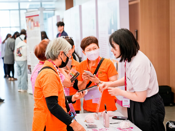 富士胶片（中国）展位吸引了许多乳腺癌公益组织人士互动交流