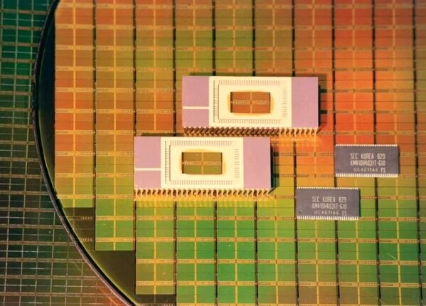 三星的64Mb SDR SDRAM被应用于GeForce 256 GPU(1999年)