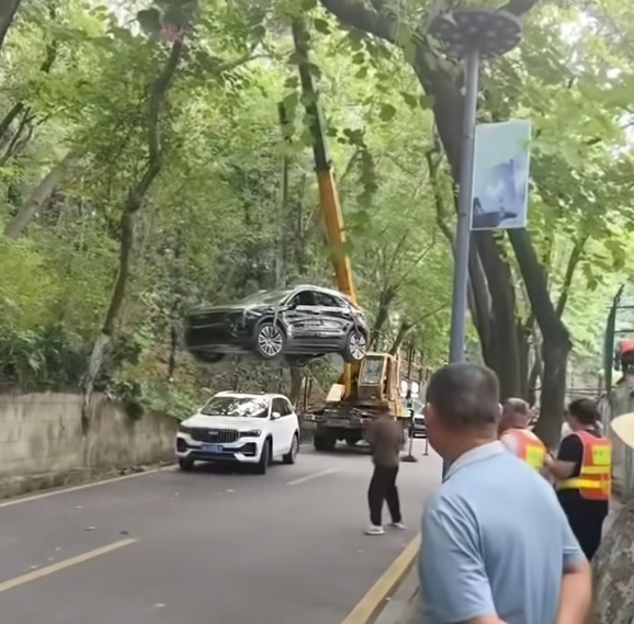 女子油门当刹车猛踩 没上牌的凯迪拉克XT4骑到星越L头上