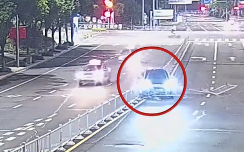 男子开辅助驾驶后睡着 车辆龟速前进撞烂护栏