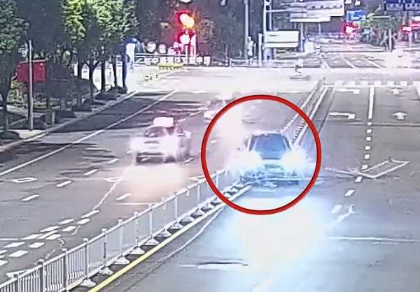 男子开辅助驾驶后睡着 车辆龟速前进撞烂护栏