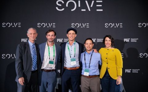 E Ink元太科技创新长Michael McCreary（左一）与E Ink 创新奖（E Ink Innovation Prize） 获奖团队合影。图／元太提供