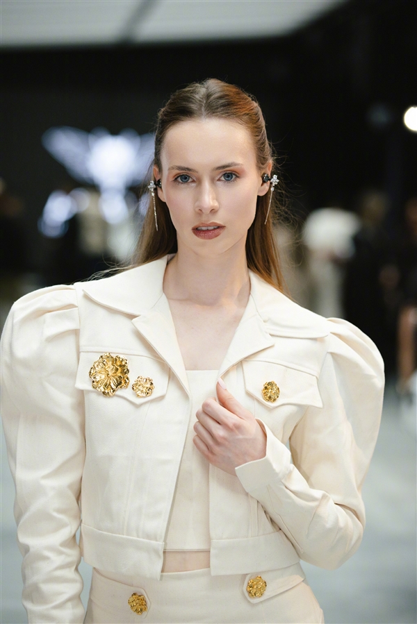 华为FreeClip 2耳夹耳机亮相巴黎时装周：模特美艳动人