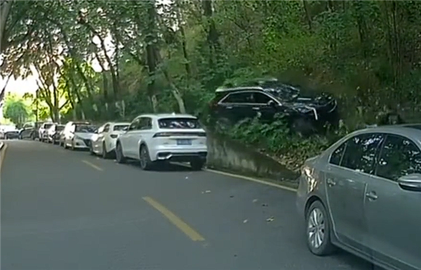 女子油门当刹车猛踩 没上牌的凯迪拉克XT4骑到星越L头上