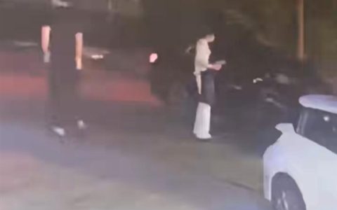 6人开奔驰轿车在餐馆消费370元逃单 网友：还超载了