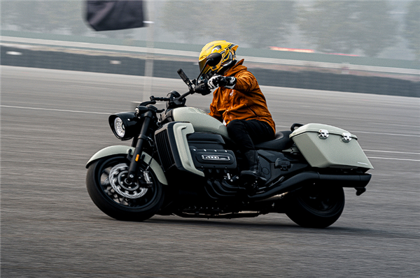 18.98万起、配水平对置8缸机！长城灵魂巡航摩托车S2000C上市