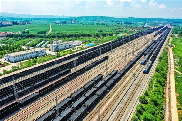 8倍于复兴号标准动车组！超长火车震撼再现：到底有多少节车厢