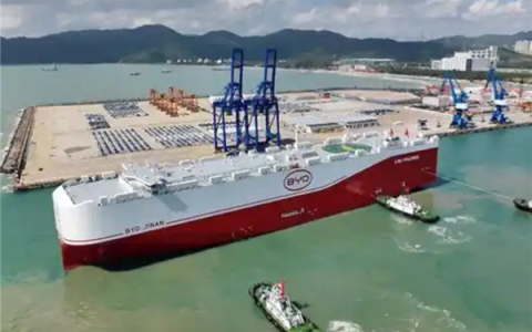 比亚迪“济南号”首航！满载6000余辆新能源车出海新加坡