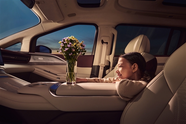 配60升大油箱 小鹏X9增程版内饰公开：全车用4.2米进口真木