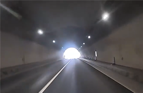 为何隧道出入口段交通事故密集 央视提醒：警惕黑白洞效应