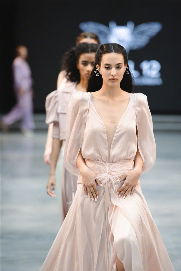 华为FreeClip 2耳夹耳机亮相巴黎时装周：模特美艳动人