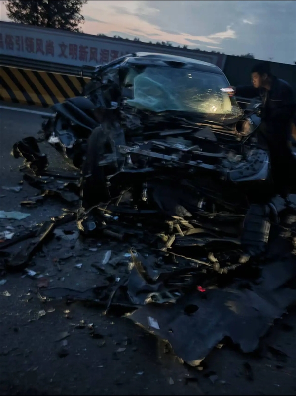 智己LS6撞上大货车当场报废 车主仅受1毫米擦伤